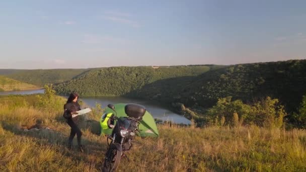 Kobieta Podróżnik Motocyklista Zatrzymał Się Kemping Wysokim Kanionie Rzeką Poszukiwania — Wideo stockowe