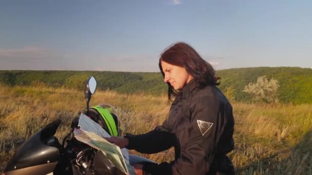 Wanita Wisatawan Dan Pengendara Sepeda Motor Berhenti Untuk Berkemah Ngarai — Stok Video