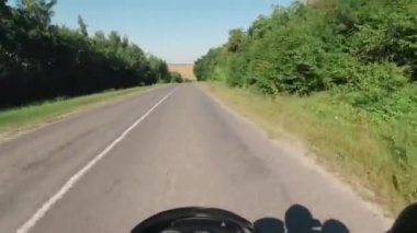 Bozuk ve hasarlı asfalt yolda motosiklet sürmek, yazın moto sürmek, ilk bakış açısı, pov