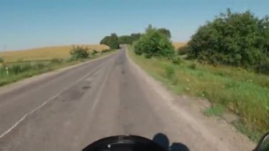 Bozuk ve hasarlı asfalt yolda motosiklet sürmek, yazın moto sürmek, ilk bakış açısı, pov
