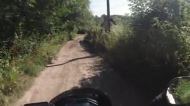 Toprak yolda motosiklet sürüşü, yazın macera moto 'su, ilk bakış açısı, pov