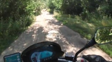 Toprak yolda motosiklet sürüşü, yazın macera moto 'su, ilk bakış açısı, pov