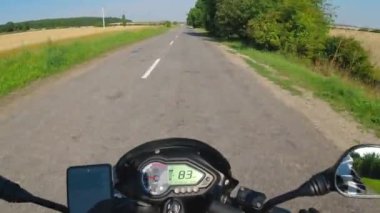 Asfalt yolda motosiklet sürmek, yazın moto sürmek, bakış açısına göre ilk kişi, pov