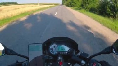 Asfalt yolda motosiklet sürmek, yazın moto sürmek, bakış açısına göre ilk kişi, pov