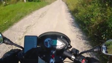 Çakıl taşlı yolda motosiklet sürmek, yazın macera moto 'su, ilk bakış açısı, pov