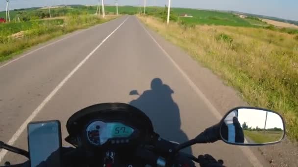 Motorrijden Asfaltweg Moto Reizen Zomer Eerste Persoon Oogpunt Gezichtspunt — Stockvideo