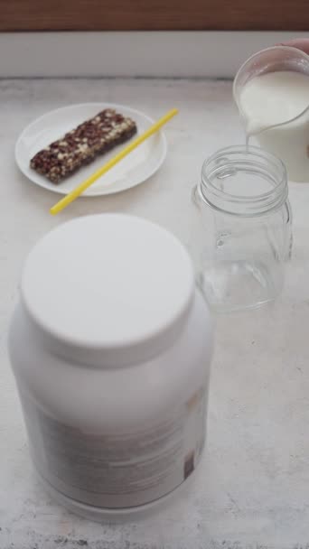 Mannelijke Hand Gieten Melk Een Glazen Pot Proces Van Het — Stockvideo