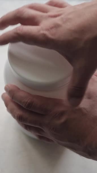 Mannelijke Handen Openen Een Plastic Potje Eiwitpoeder Scheppen Een Volle — Stockvideo