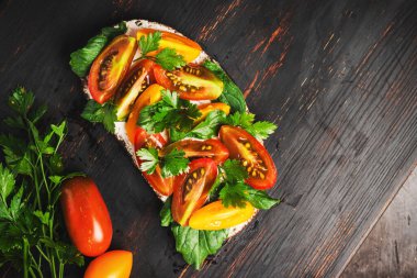 Sağlıklı vejetaryen sandviçi, kızarmış ekmek, peynir, roka, maydanoz ve domatesli..