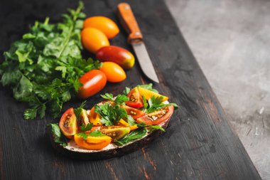 Ekmek, peynir, roka, maydanoz ve domatesli sağlıklı vejetaryen sandviçi..