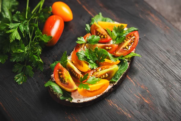 Ekmek, peynir, roka, maydanoz ve domatesli sağlıklı vejetaryen sandviçi..