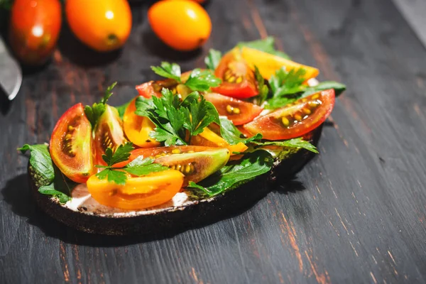 Ekmek, peynir, roka, maydanoz ve domatesli sağlıklı vejetaryen sandviçi..