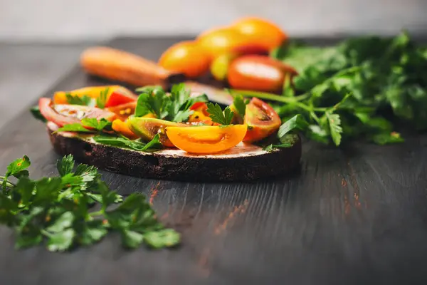 Ekmek, peynir, roka, maydanoz ve domatesli sağlıklı vejetaryen sandviçi..