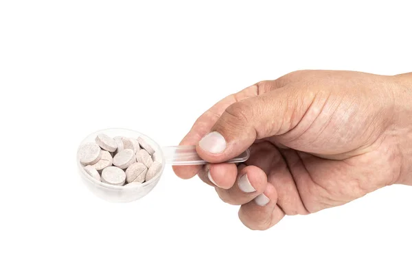 Mannelijke Hand Houdt Plastic Maatlepel Met Ronde Therapeutische Pillen Geneesmiddelen — Stockfoto