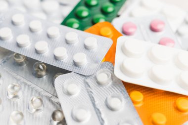 Beyaz arka plan, sağlık ve tıp konseptine sahip su toplayan ilaç ve tabletlerin yığını.