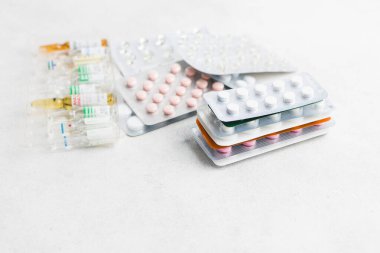 Beyaz arka plan, sağlık ve tıp konseptine sahip su toplayan ilaç ve tabletlerin yığını.