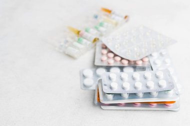 Beyaz arka plan, sağlık ve tıp konseptine sahip su toplayan ilaç ve tabletlerin yığını.