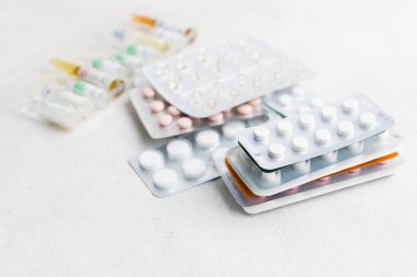 Beyaz arka plan, sağlık ve tıp konseptine sahip su toplayan ilaç ve tabletlerin yığını.