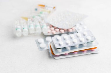 Beyaz arka plan, sağlık ve tıp konseptine sahip su toplayan ilaç ve tabletlerin yığını.