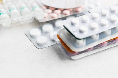 Beyaz arka plan, sağlık ve tıp konseptine sahip su toplayan ilaç ve tabletlerin yığını.