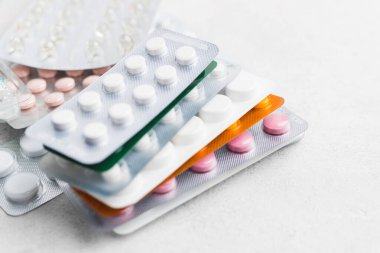 Beyaz arka plan, sağlık ve tıp konseptine sahip su toplayan ilaç ve tabletlerin yığını.