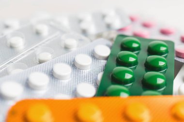 Beyaz arka plan, sağlık ve tıp konseptine sahip su toplayan ilaç ve tabletlerin yığını.