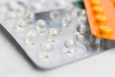 Beyaz arka plan, sağlık ve tıp konseptine sahip su toplayan ilaç ve tabletlerin yığını.