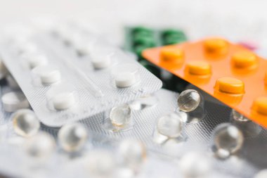 Beyaz arka plan, sağlık ve tıp konseptine sahip su toplayan ilaç ve tabletlerin yığını.