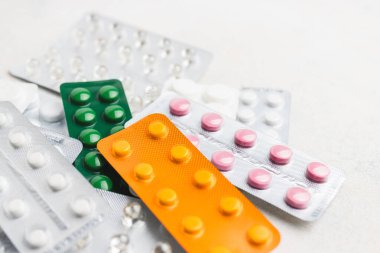Beyaz arka plan, sağlık ve tıp konseptine sahip su toplayan ilaç ve tabletlerin yığını.