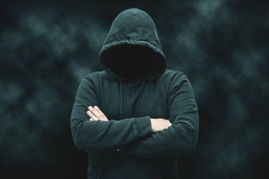 Gizemli yüzsüz isimsiz suçlu, bilgisayar korsanı silueti, siber terörist ya da siyah arka planda dumanlı gangster.