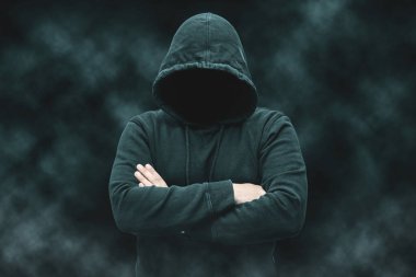 Gizemli yüzsüz isimsiz suçlu, bilgisayar korsanı silueti, siber terörist ya da siyah arka planda dumanlı gangster.