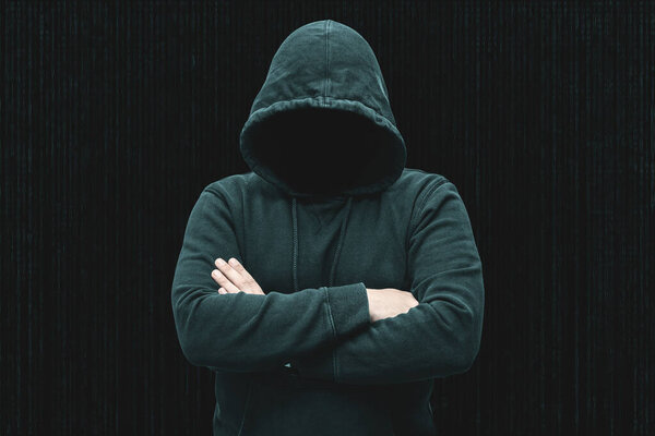 Таинственный безликий хакер в капюшоне, силуэт киберпреступника, террориста.