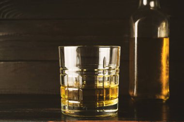 Alkollü içki, viski, brendi, ahşap masada rom..