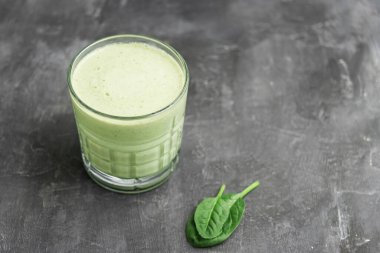 Bardakta yeşil detoks smoothie, Ispanak yapraklarından karışık vejetaryen içeceği, sağlıklı beslenme konsepti.