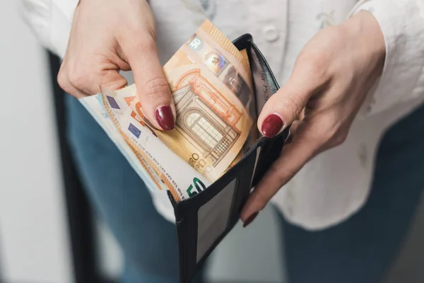Γυναικεία Χέρια Που Παίρνουν Χρήματα Από Πορτοφόλι Μετρητά Τραπεζογραμματίων Ευρώ Εικόνα Αρχείου