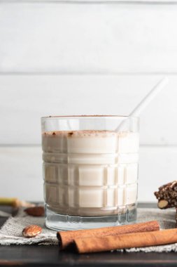 Protein içeceği ve tahta üzerinde sağlıklı milkshake karışımı..