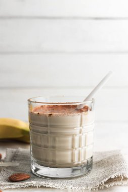 Protein içeceği ve beyaz masada sağlıklı milkshake karışımı..