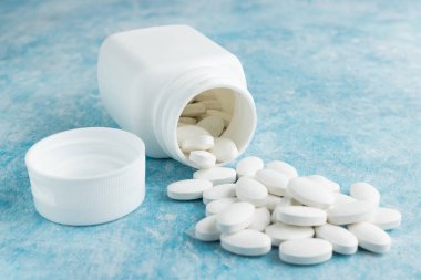 Mavi arkaplan, vitamin ve mineraller, besin veya beslenme takviyesi