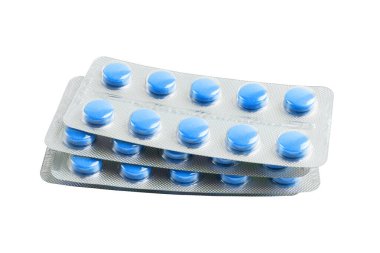 Beyaz arka plan, sağlık ve tıp konseptine izole edilmiş su toplayan bir pakette mavi ilaç hapları.