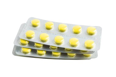 Beyaz arka plan, sağlık ve tıp konseptine izole edilmiş su toplayan bir pakette sarı ilaç hapları.