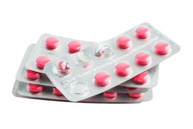 Beyaz arka plan, sağlık ve tıp konseptine izole edilmiş su toplayan kırmızı ilaç hapları..