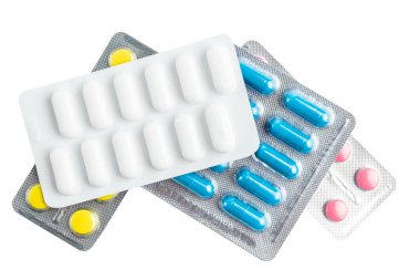 Beyaz arka plan, sağlık ve ilaç konularında izole edilmiş su toplayan bir pakette çeşitli ilaç kapsülleri, haplar ve tabletler..