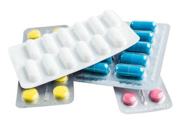 Beyaz arka plan, sağlık ve ilaç konseptine izole edilmiş su toplayan bir pakette çeşitli ilaç kapsülleri, haplar ve tabletler.