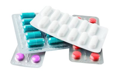 Beyaz arka plan, sağlık ve ilaç konseptine izole edilmiş su toplayan bir pakette çeşitli ilaç kapsülleri, haplar ve tabletler.