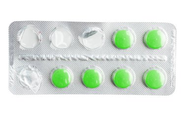 Beyaz arka plan, sağlık ve tıp konseptine izole edilmiş su toplayan bir pakette yeşil ilaç hapları..