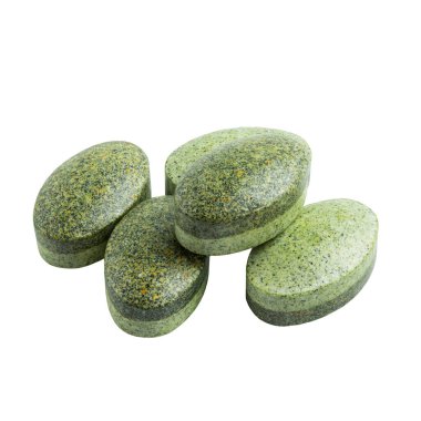 Beyaz arka plan, vitaminler ve mineraller, besin veya beslenme takviyeleri, tedavi için yeşil ilaç veya tabletler,