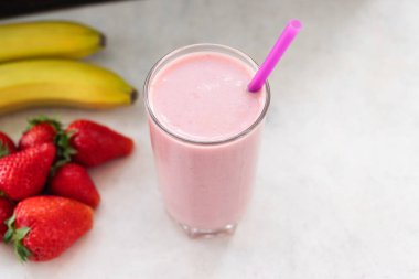 Çilekli ve muzlu içecek, karışık kokteyl, bardakta milkshake..