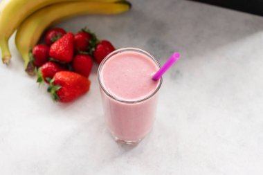 Çilekli ve muzlu içecek, karışık kokteyl, bardakta milkshake..