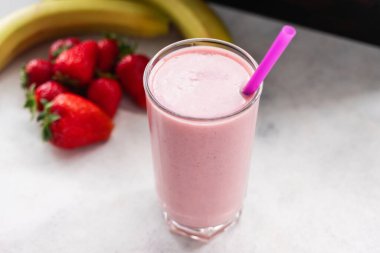 Çilekli ve muzlu içecek, karışık kokteyl, bardakta milkshake..