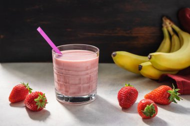 Çilekli ve muzlu içecek, karışık kokteyl, bardakta milkshake..